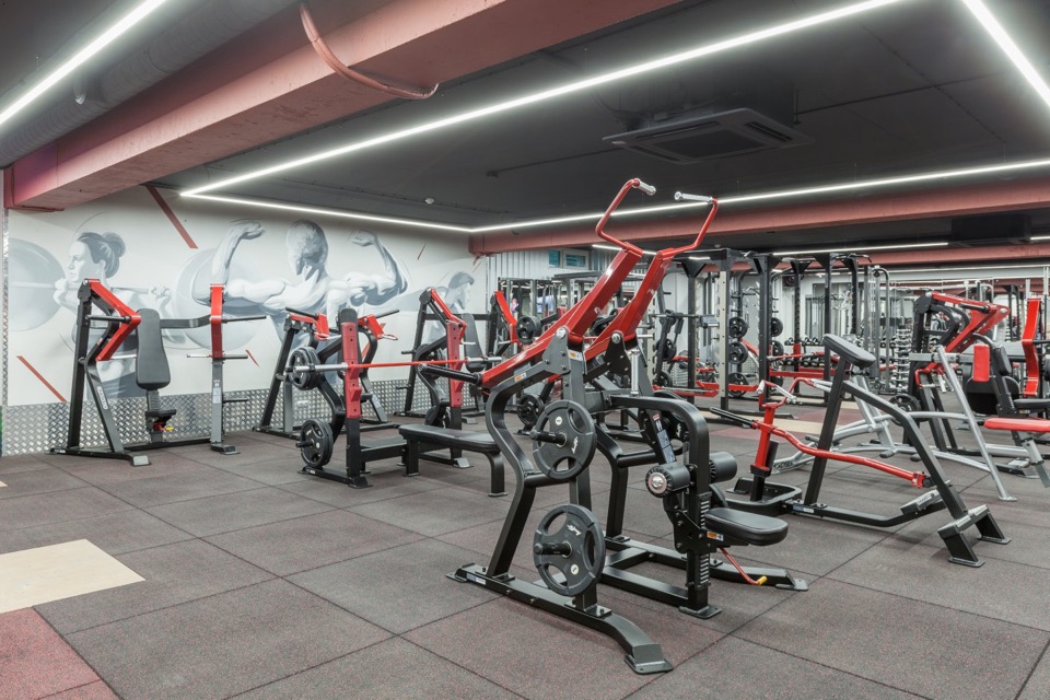Силовые тренажёры с красными рычагами в IRON FITNESS