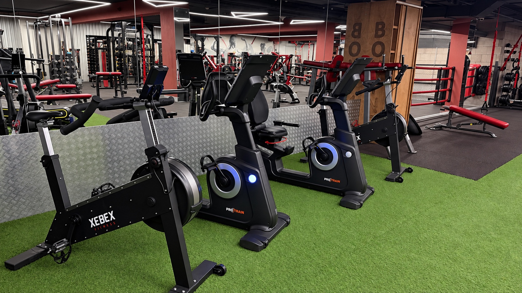 Велотренажёры у зеркальной стены в кардиозоне IRON FITNESS