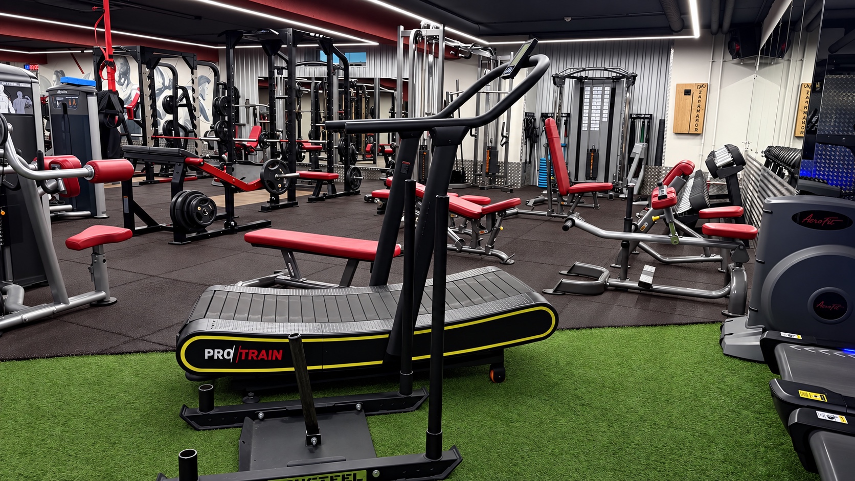 Изогнутая механическая беговая дорожка в кардиозоне IRON FITNESS